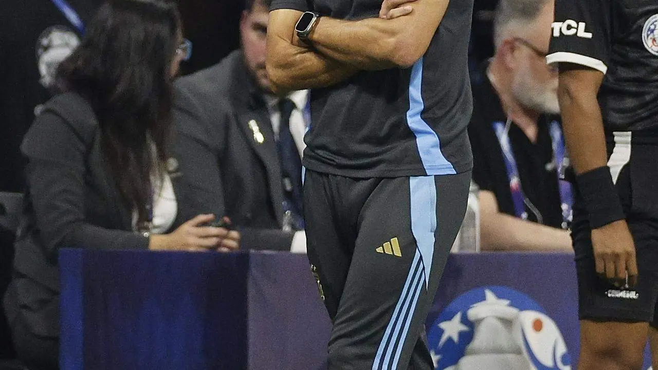 El seleccionador del equipo nacional de f&uacute;tbol de Argentina, Lionel Scaloni, fue registrado este jueves, 20 de junio, durante el partido inaugural de la Copa Am&eacute;rica 2024 contra Canad&aacute;, en el estadio Mercedes Benz de Atlanta (Georgia, EE.UU). EFE/Erik S. Lesser