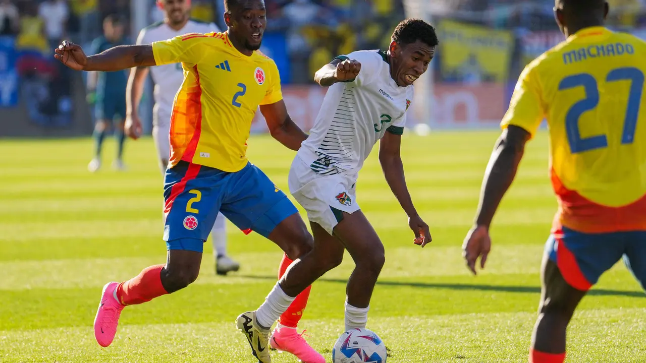 Carlos Cuesta (i), de Colombia, fue registrado el pasado 15 de junio, al disputar un bal&oacute;n con Diego Medina (c), de Bolivia, durante el &uacute;ltimo partido amistoso de ambas selecciones antes de la Copa Am&eacute;rica, en el estadio Rentschler Field de East Heatford (Connecticut, EE.UU.). EFE/Joe Buglewicz