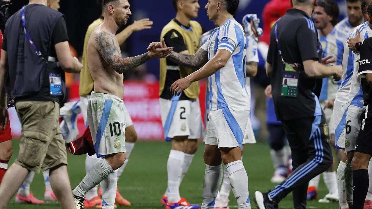 Lionel Messi (3i), capit&aacute;n de Argentina, fue registrado este jueves, 20 de junio, al saludar a su compa&ntilde;ero Lisandro Martinez (c-d), al final del primer partido de la Copa Am&eacute;rica 2024, en el que la Albiceleste se impuso 2-0 a Canad&aacute;, en el estadio Mercedes Benz de Atlanta (Georgia, EE.UU.). EFE/Erik S. Lesser