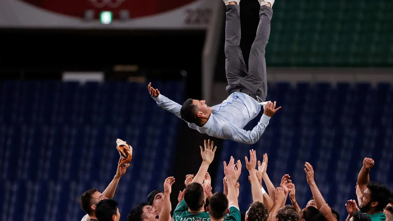 Los jugadores de M&eacute;xico mantean a su entrenador Jaime Lozano (arriba) en una imagen de archivo. EFE/ Kai F&ouml;rsterling
