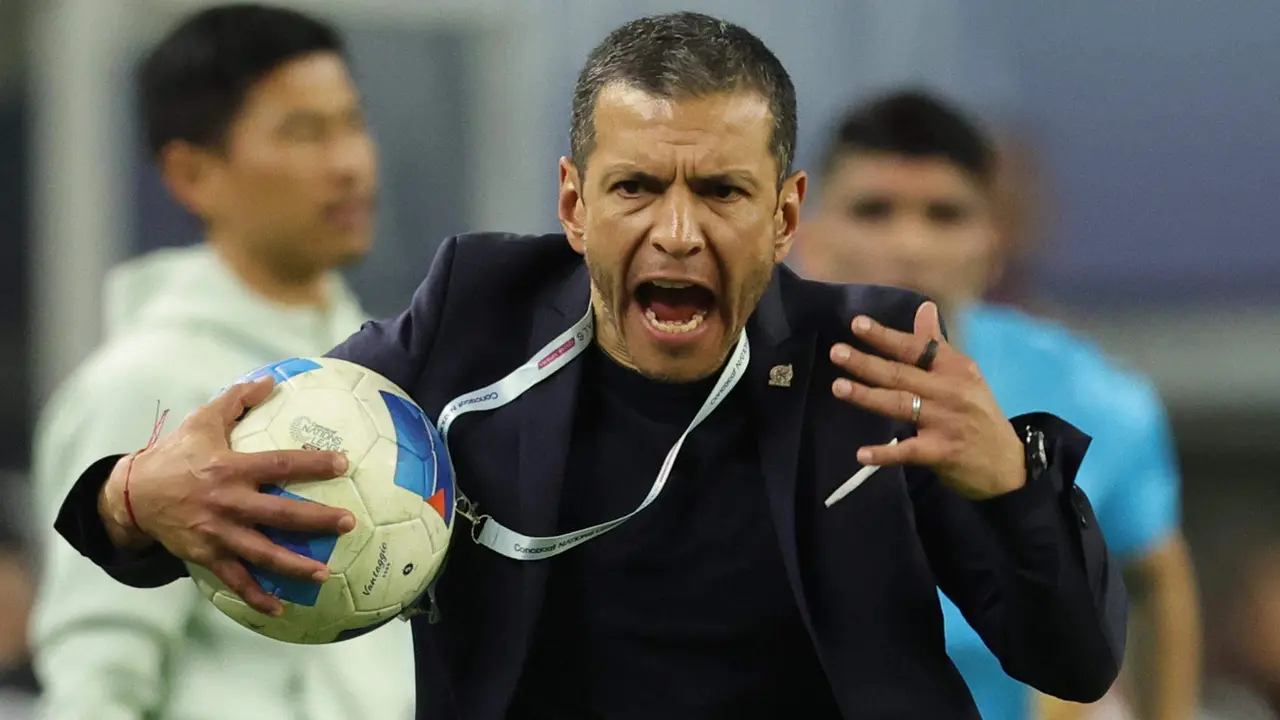 El seleccionador de M&eacute;xico Jaime Lozano reclama una falta ante Panam&aacute;, en un partido de la Liga de Naciones de la Concacaf en el estadio AT&T en Arlington (EE.UU.). Fotograf&iacute;a de archivo. EFE/ Carlos Ram&iacute;rez