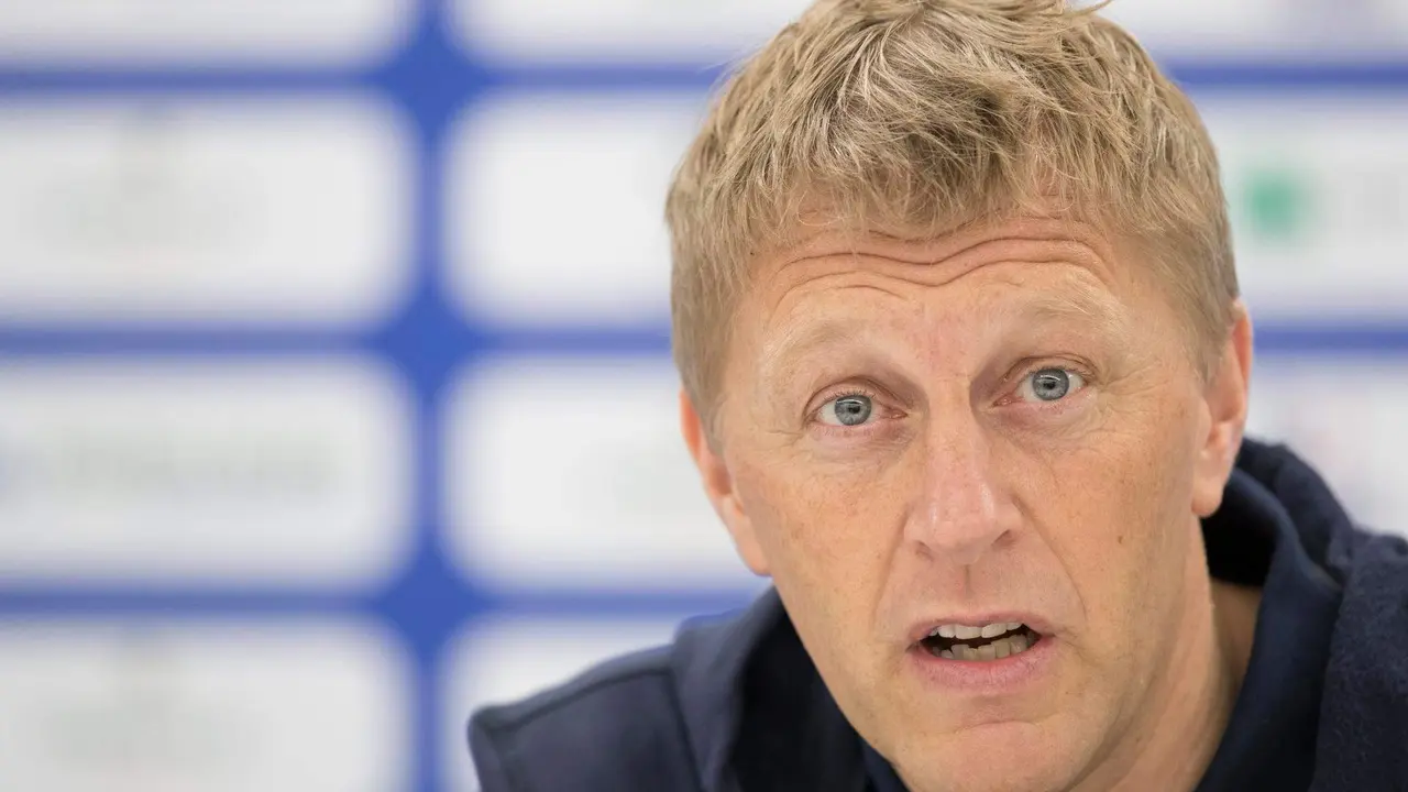 Fotograf&iacute;a de archivo en la que se registr&oacute; al seleccionador del equipo nacional masculino de f&uacute;tbol de Jamaica, el island&eacute;s Heimir Hallgrimsson. EFE/Valdrin Xhemaj