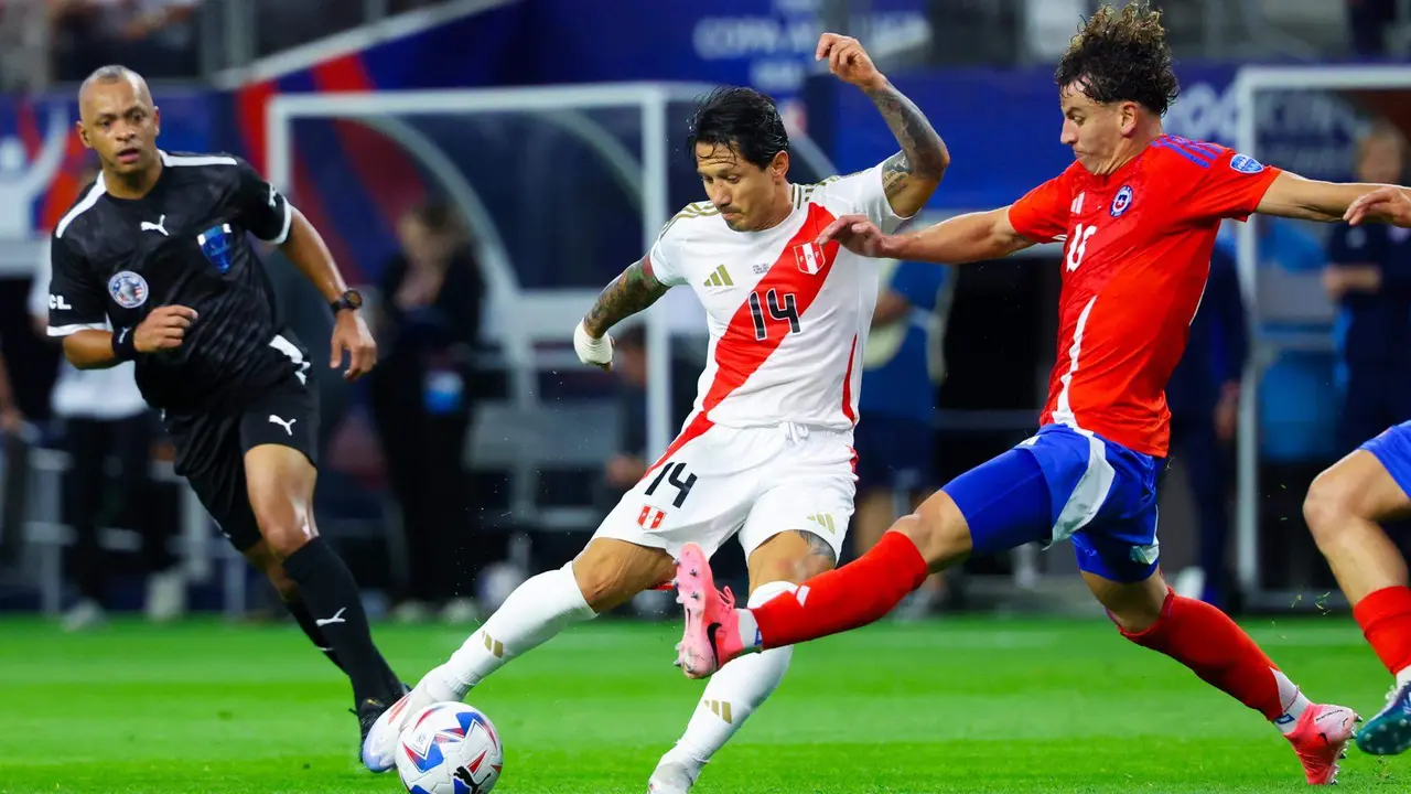 El delantero peruano Gianluca Lapadula (i) controla el bal&oacute;n mientras el centrocampista chileno Diego Vald&eacute;s (d) en la Copa Am&eacute;rica 2024. EFE/EPA/KEVIN JAIRAJ