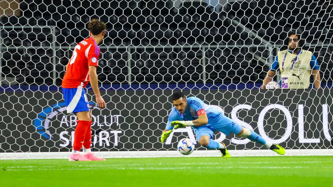 El guardameta chileno Claudio Bravo (d) fue registrado antes de contener un disparo de un atacante peruano, durante un partido de la primera jornada del grupo A de la Copa Am&eacute;rica, en el estadio AT&T de Arlington (Texas, EE.UU.). EFE/Kevin Jairaj