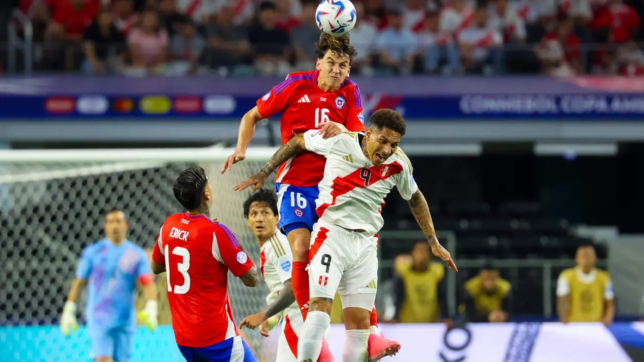 El defensor chileno Igor Lichnovsky (arriba) fue registrado este vienes, 21 de junio, al marcar al atacante peruano Paolo Guerrero (abajo), durante un partido de la jornada 1 del grupo A de la Copa Am&eacute;rica, en el estadio AT&T de Arlington (Texas,EE.UU.). EFE/Kevin Jairaj