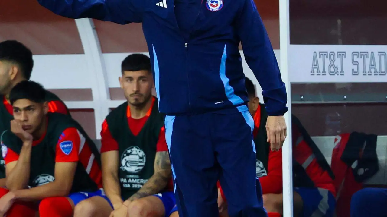 El seleccionador del equipo nacional de f&uacute;tbol de Chile, el argentino Ricardo Gareca, fue registrado este viernes, 21 de junio, durante un partido contra Per&uacute; de la jornada 1 del grupo A de la Copa Am&eacute;rica, en el estadio AT&T de Arlington (Texas, EE.UU.). EFE/Kevin Jairaj