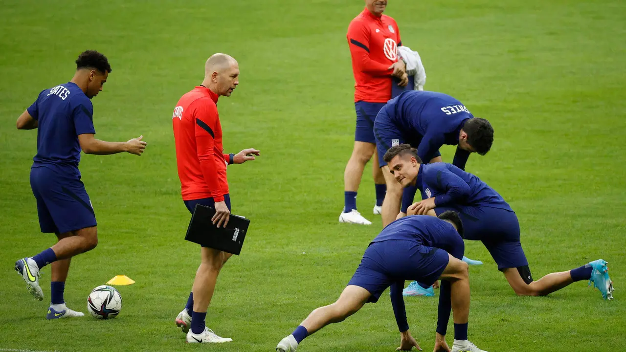 El entrenador de Estados Unidos Gregg Berhalter (2-i), en una imagen de archivo. EFE/Jos&eacute; M&eacute;ndez
