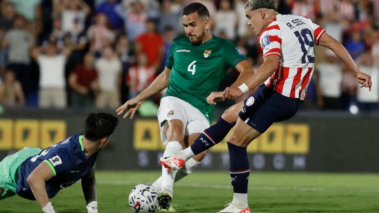 Fotograf&iacute;a de archivo en la que se registr&oacute; al defensor boliviano Luis Haqu&iacute;n (c), durante un partido de las eliminatorias Suramericanas al Mundial FIFA de 2026, en Asunci&oacute;n (Paraguay). EFE/Cesar Olmedo