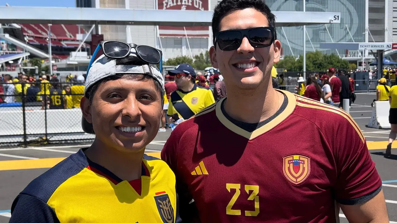 El aficionado ecuatoriano John (i) y el venezolano Giulio (d) fueron registrados este s&aacute;bado, 22 de junio, al posar para una foto en la zona exterior del Levi's Stadium, antes del partido de la Copa Am&eacute;rica entre Ecuador y Venezuela, en Santa Clara (California). EFE/ Andrea Montolivo