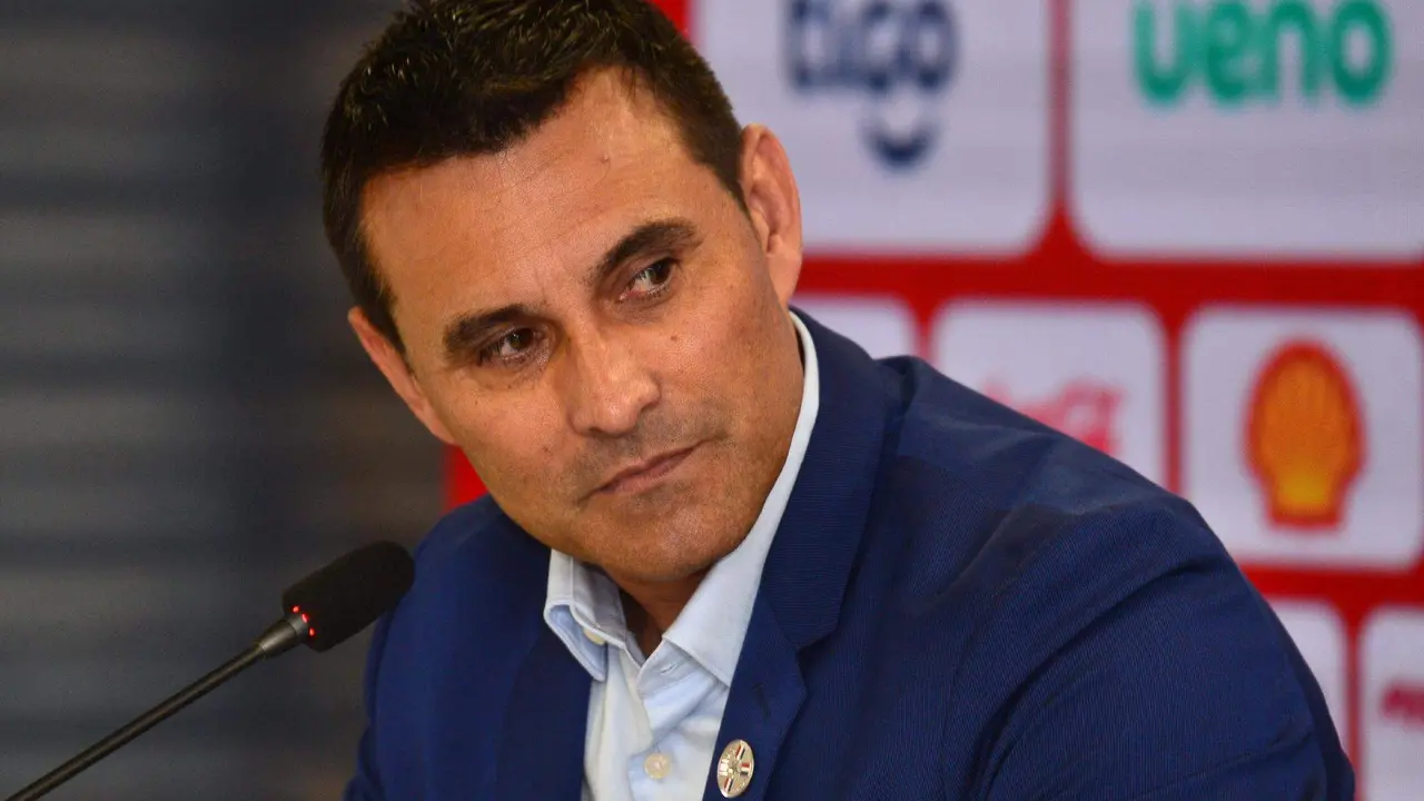 Fotograf&iacute;a de archivo en la que se registr&oacute; al director deportivo de la selecci&oacute;n paraguaya de f&uacute;tbol, Justo Villar, durante una rueda de prensa, en Asunci&oacute;n (Paraguay). EFE/Daniel Piris