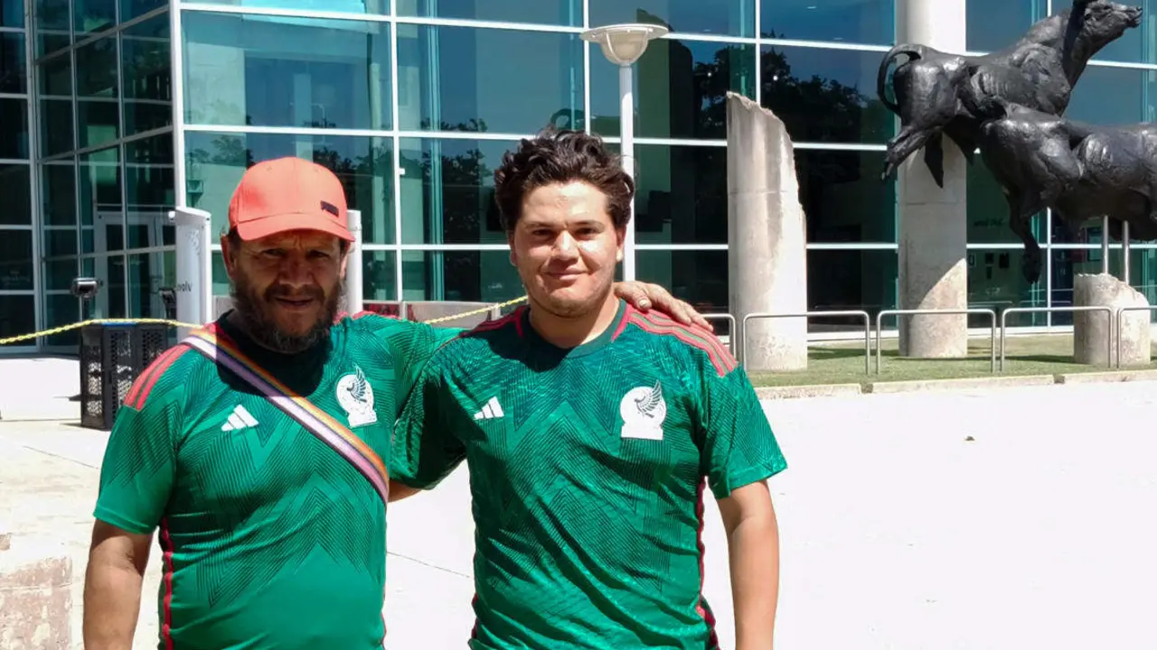 Dos hinchas de M&eacute;xico posan antes del partido de la Copa Am&eacute;rica entre M&eacute;xico y Jamaica afuera del estadio NRG, en Houston (EE.UU.). EFE/ Claudia Aguilar