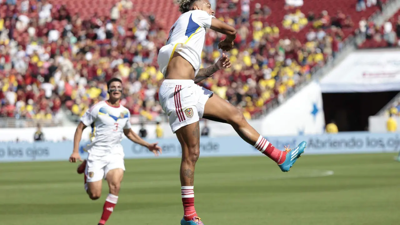 El delantero venezolano Jhonder Cadiz (d) celebra despu&eacute;s de anotar contra Ecuador durante la Copa Am&eacute;rica 2024. EFE/EPA/JUAN G. MABANGLO