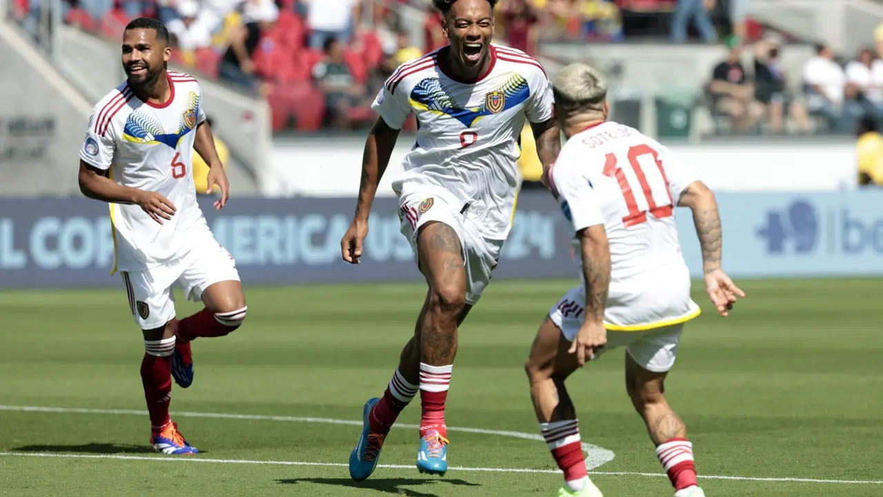 El delantero venezolano Jhonder C&aacute;diz (c) fue registrado este s&aacute;bado, 22 de junio, al celebrar el 1-1 que le anot&oacute; a Ecuador, durante el primer partido del grupo B de la Copa Am&eacute;rica, en el Levi's Stadium de Santa Clara (California, EE.UU.). EF. EFE/John G. Mabanglo