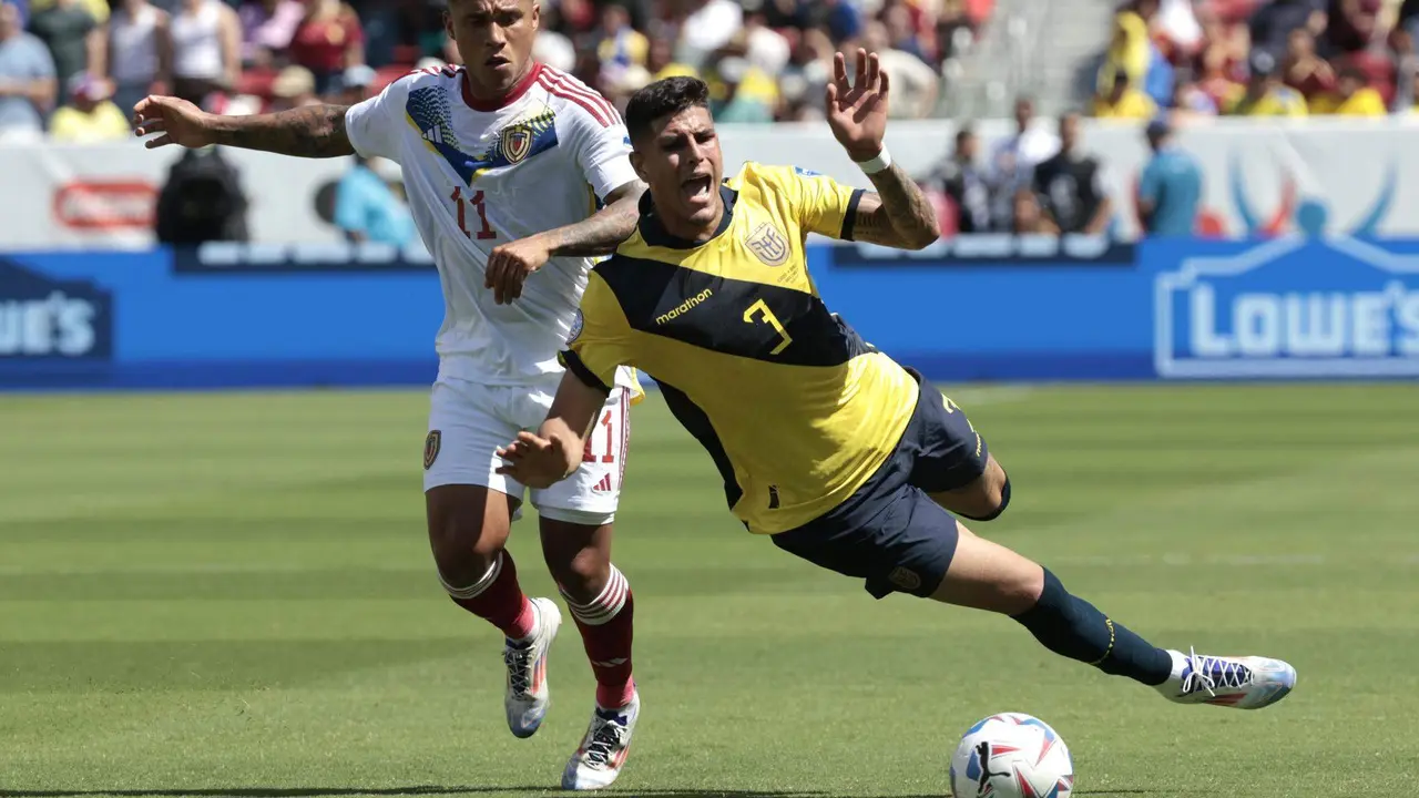El defensa ecuatoriano Piero Hincapi&eacute; (d) fue registrado este s&aacute;bado, 22 de junio, al disputar un bal&oacute;n con el atacante venezolano Darwin Machis (i), durante el primer partido del grupo B de la Copa Am&eacute;rica, en el Levi&acute;s Stadium de Santa Clara (California, EE.UU.). EFE/John G. Mabanglo