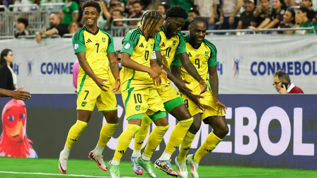 Los jugadores de Jamaica (i-d) Demarai Gray, Bobby Decordova Reid, Shamar Nicholson y Michail Antonio celebran en la Copa Am&eacute;rica 2024.. EFE/EPA/LESLIE PLAZA JOHNSON