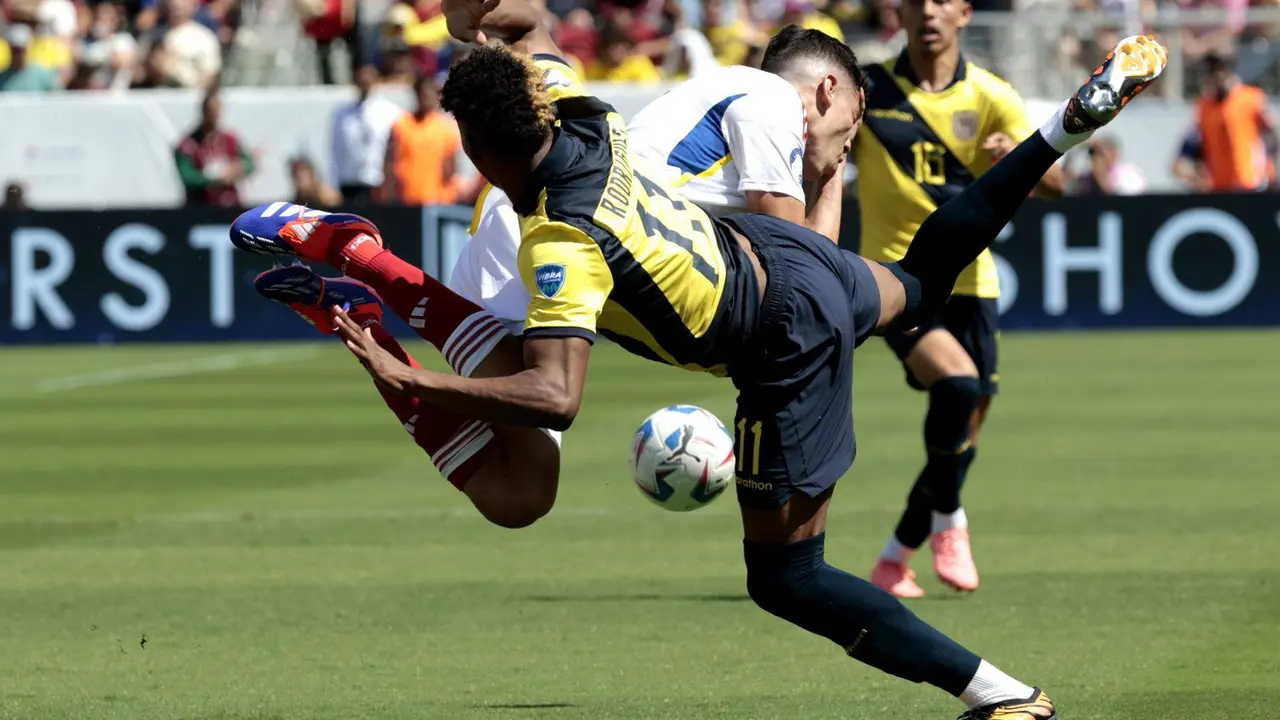 Nahuel Ferraresi (C) defensor de Venezuela y el ecuatoriano Kevin Rodr&iacute;guez (i) durante el partido de Copa Am&eacute;rica 2024. EFE/EPA/JUAN G. MABANGLO
