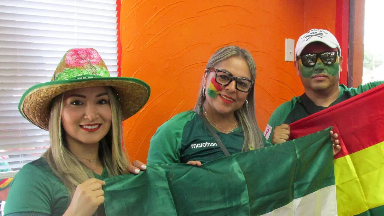 Hinchas bolivianos, muchos de ellos residentes y otros que arribaron como turistas, se hicieron notar este domingo en la ciudad estadounidense de Arlington a horas del debut de ambas selecciones en la Copa Am&eacute;rica. EFE/ Gina Baldivieso.