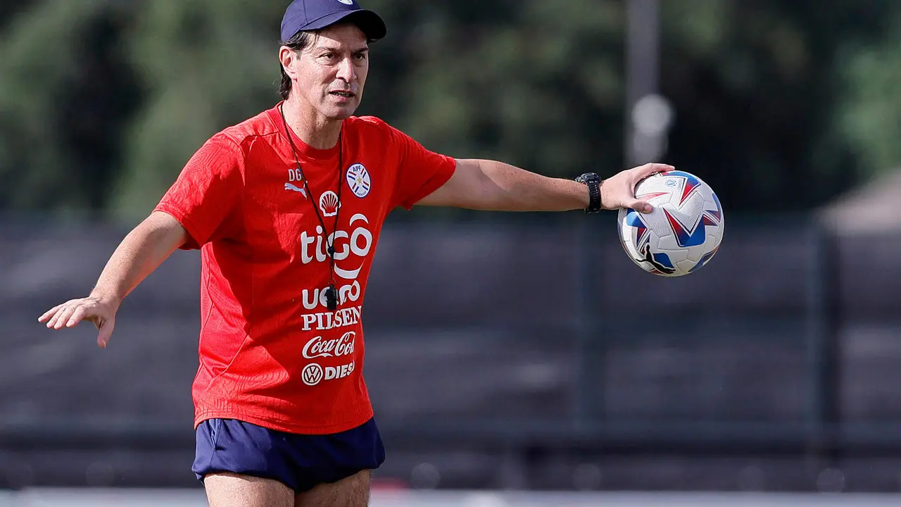 Fotograf&iacute;a cedida por la Asociaci&oacute;n Paraguaya de F&uacute;tbol (APF) en la que se registr&oacute; al seleccionador de Paraguay, el argentino Daniel Garnero, durante un entrenamiento en las instalaciones de la Universidad de Houston (Texas, EE.UU.). EFE/APF