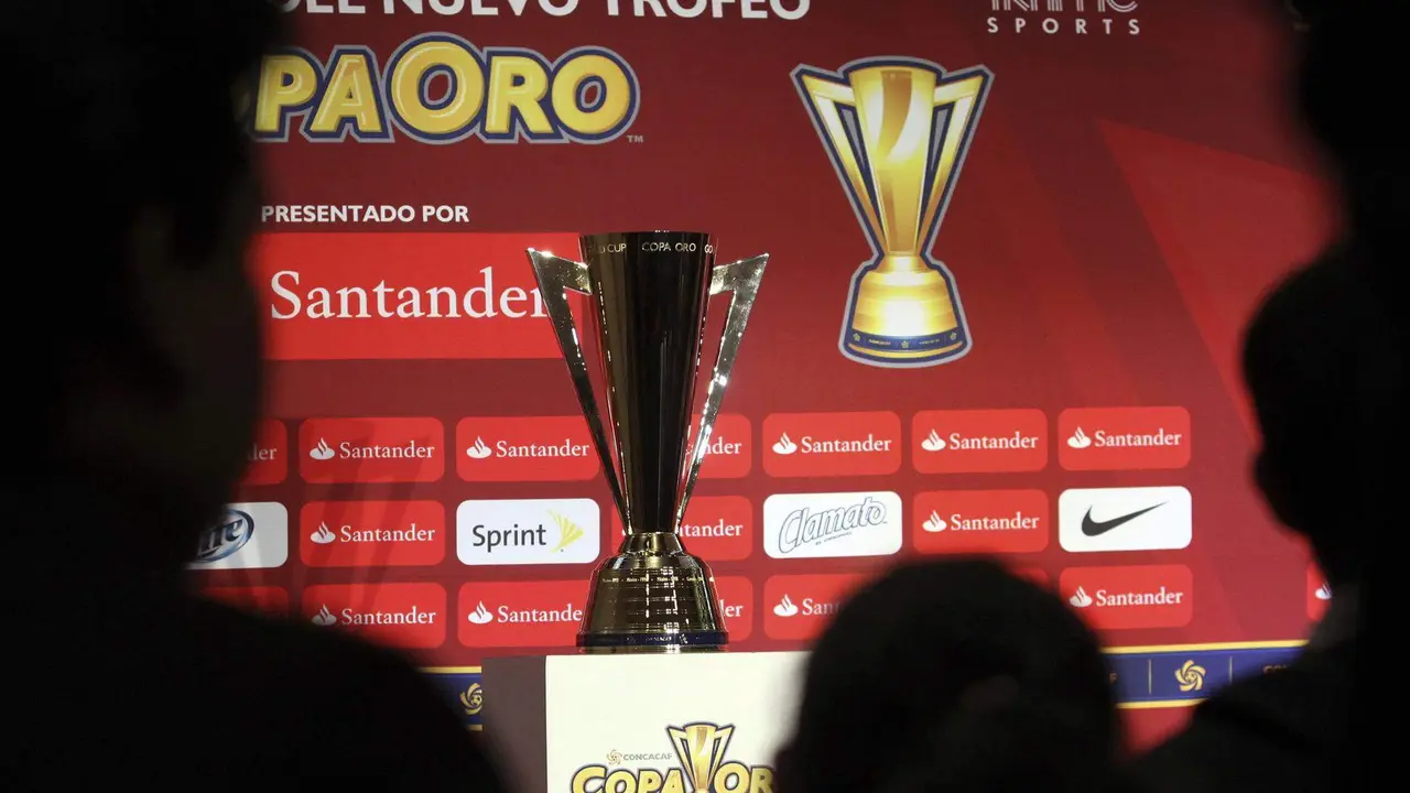 Fotograf&iacute;a de archivo en la que se registr&oacute; una toma general del actual trofeo de la Copa Oro de la Concacaf. EFE/Alex Cruz
