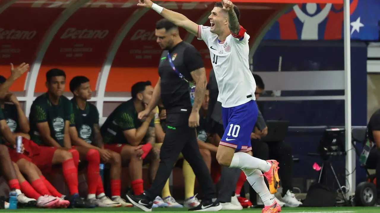 El delantero estadounidense Christian Pulisic celebra despu&eacute;s de anotar durante un partido de la Copa Am&eacute;rica 2024. EFE/EPA/KEVIN JAIRAJ