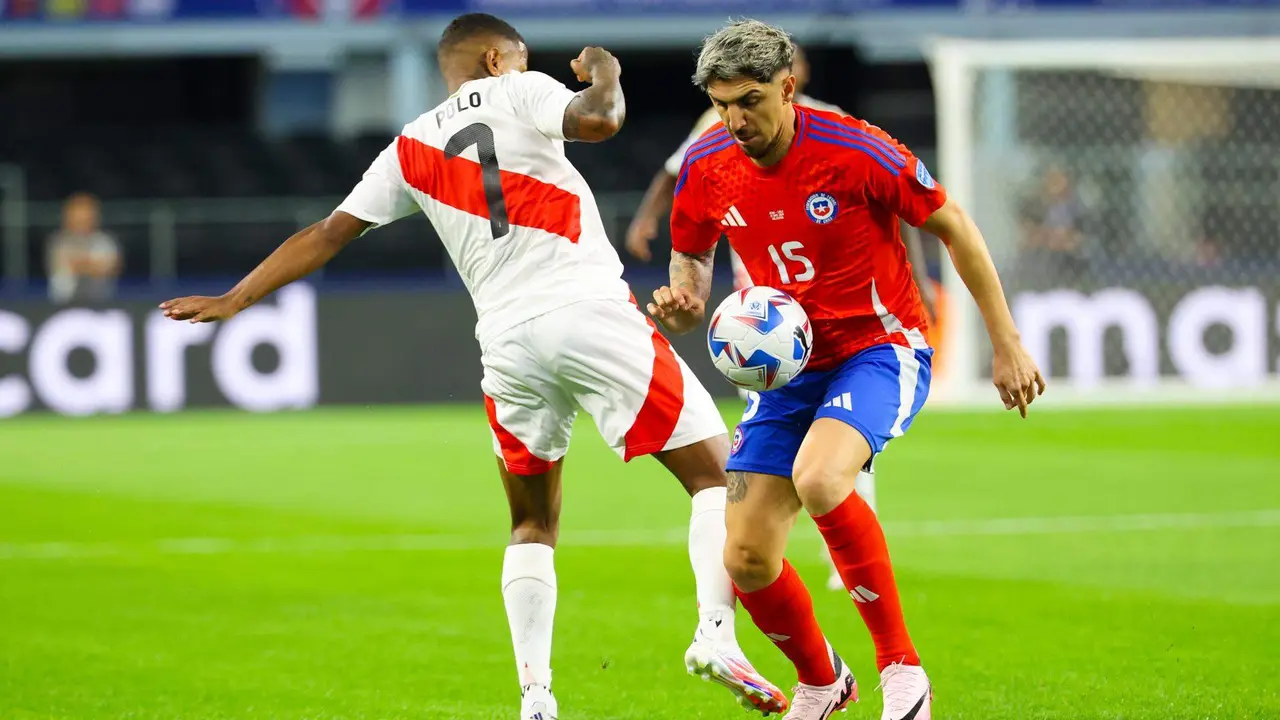El centrocampista chileno Diego Vald&eacute;s (d) fue registrado el pasado 21 de junio al disputar un bal&oacute;n con el atacante peruano Andy Polo (i), durante un partido del grupo A de la Copa Am&eacute;rica, en Arlington (Texas, EE.UU.). Vald&eacute;s sali&oacute; lesionado en este partido y no actuar&aacute; frente a Argentina. EFE/Kevin Jairaj