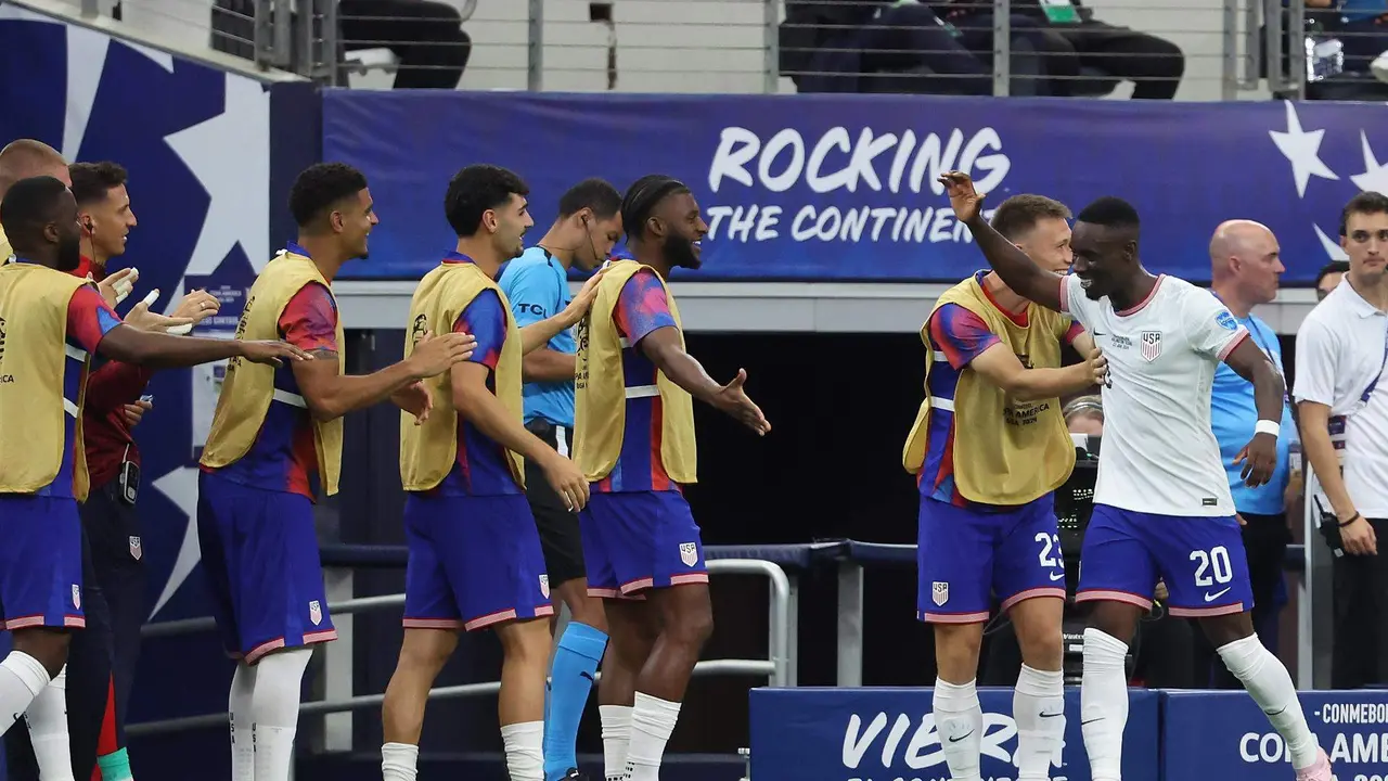 El delantero estadounidense Folarin Balogun (d) es recibido por los jugadores del banco de Estados Unidos. EFE/EPA/KEVIN JAIRAJ