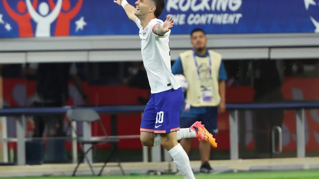 El atacante y capit&aacute;n estadounidense, Christian Pulisic, fue registrado este domingo, 23 de junio, al celebrar un gol que le anot&oacute; a Bolivia, durante el primer partido del grupo C de la Copa Am&eacute;rica, en el estadio AT&T de Arlington (Texas, EE.UU.). EFE/Kevin Jairaj