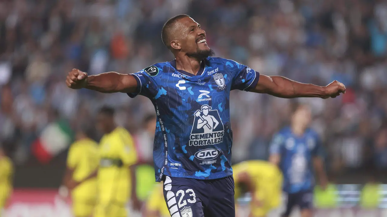 Salom&oacute;n Rond&oacute;n de Pachuca festeja su segundo gol ante el Columbus Crew durante la final de la Concacaf Champions Cup entre Pachuca y Columbus Crew en el estadio Hidalgo de la ciudad de Pachuca, Hidalgo (M&eacute;xico). Imagen de archivo. EFE /David Mart&iacute;nez Pelcastre