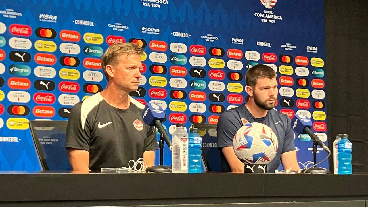 El seleccionador de Canad&aacute;, Jesse Marsch (i), y el portero titular, Maxime Cr&eacute;peau, fueron registrados este lunes, 24 de junio, durante un rueda de prensa previa al partido contra Per&uacute; por el grupo A de la Copa Am&eacute;rica, en el estadio Children's Memorial Park de Kansas City (Misuri, EE.UU.). EFE/Albert Traver