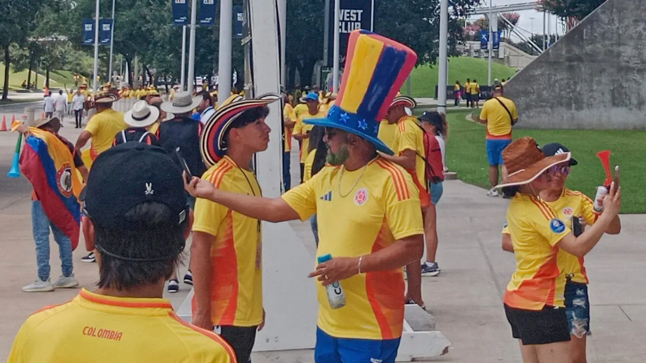 Aficionados colombianos fueron registrados este lunes, 24 de junio, en los alrededores del estadio NRG donde las selecciones de Colombia y Paraguay abrir&aacute;n el grupo D de la Copa Am&eacute;rica 2024, en Houston (Texas, EE.UU.). EFE/Claudia Aguilar