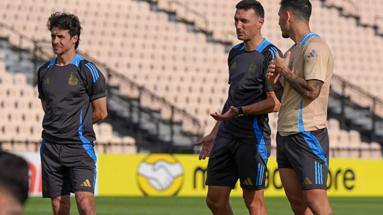 Fotograf&iacute;a cedida por la oficina de prensa de la Asociaci&oacute;n del F&uacute;tbol Argentino (AFA) en la que se registr&oacute; al seleccionador Lionel Scaloni (2d), durante un entrenamiento en Atlanta (Georgia, EE.UU.). EFE/Prensa AFA