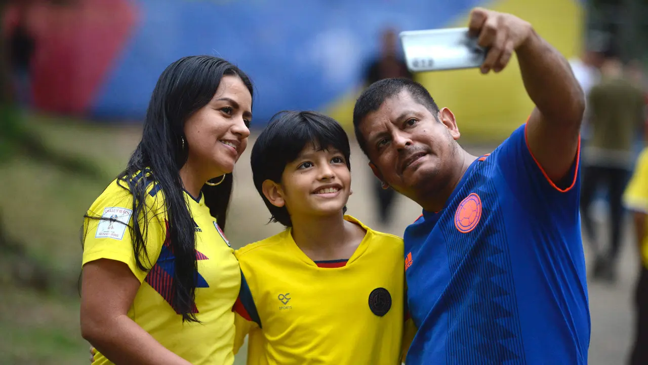 Hinchas de la selecci&oacute;n Colombia se hacen fotos antes del debut de los Cafeteros en la Copa Am&eacute;rica de Estados Unidos frente a Paraguay. EFE/Ernesto Guzm&aacute;n