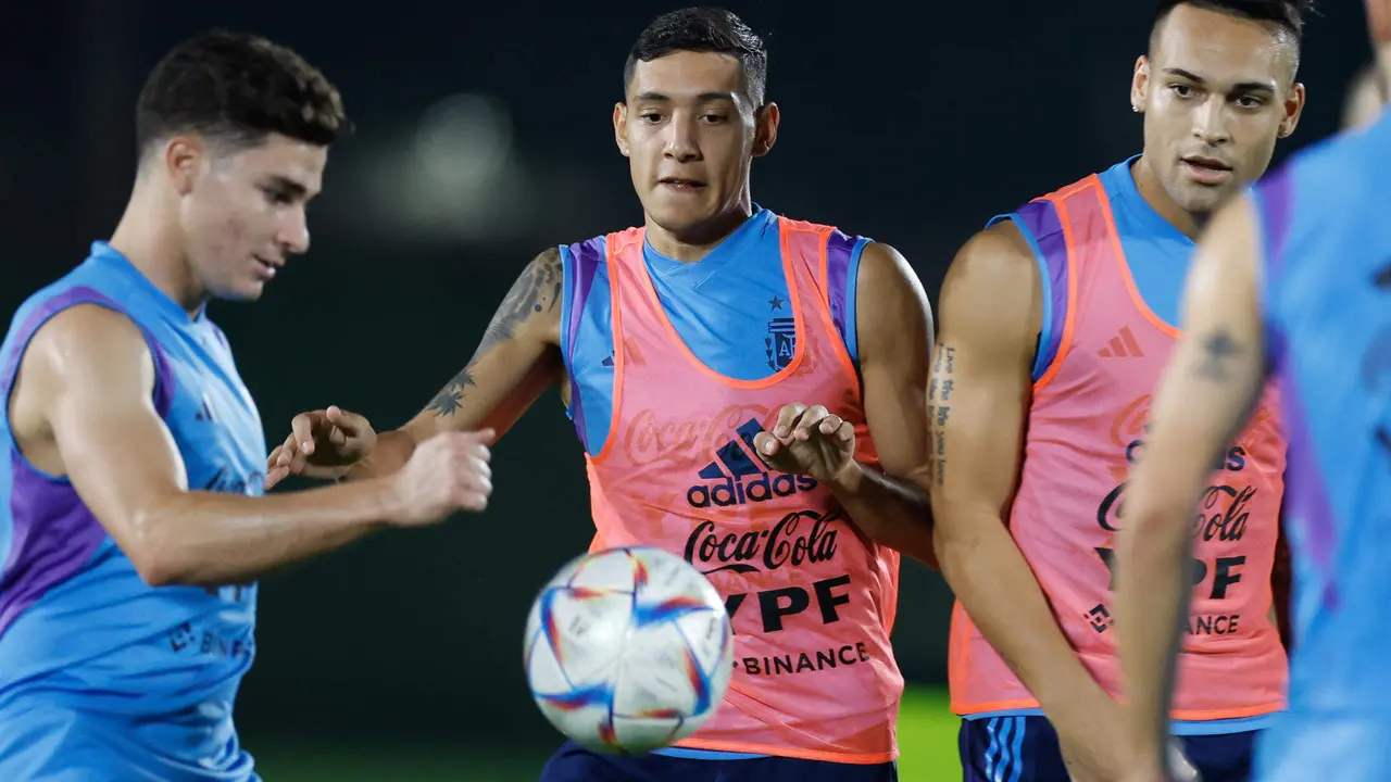 Fotograf&iacute;a de archivo en la que se registr&oacute; al defensor argentino Nahuel Molina (c), durante un entrenamiento con la selecci&oacute;n nacional de f&uacute;tbol de su pa&iacute;s. EFE/Juan Ignacio Roncoroni