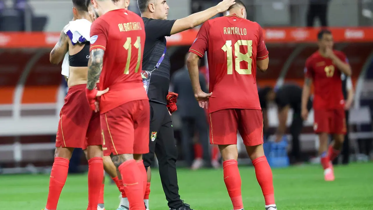 Los jugadores bolivianos Carmelo Algara&ntilde;az (2i) y Rodrigo Ramallo (c-d) fueron registrados este domingo, 23 de junio, luego de perder por 2-0 con Estados Unidos, al final de un partido del grupo C de la Copa Am&eacute;rica, en el estadio AT&T de Arlington (Texas, EE.UU.). EFE/Kevin Jairaj