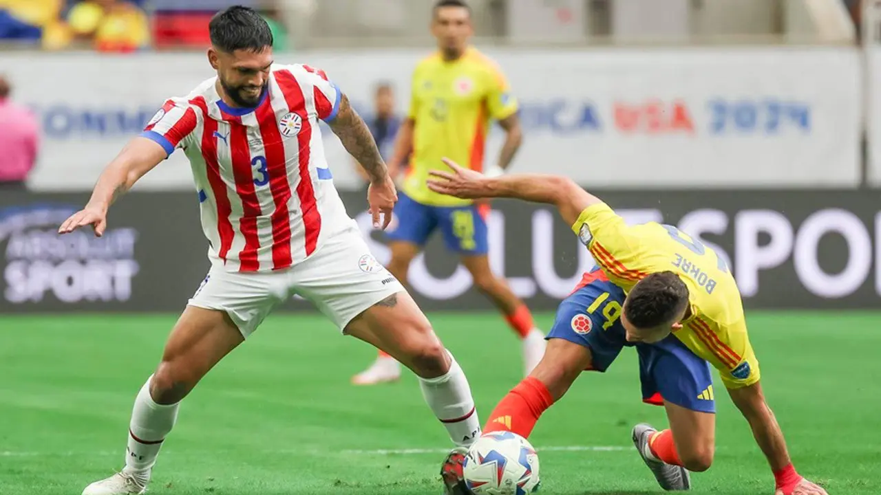 El defensor de Paraguay Omar Alderete (i) y el delantero de Colombia Rafael Santos Borre (d) en la Copa Am&eacute;rica 2024. EFE/EPA/LESLIE PLAZA JOHNSON