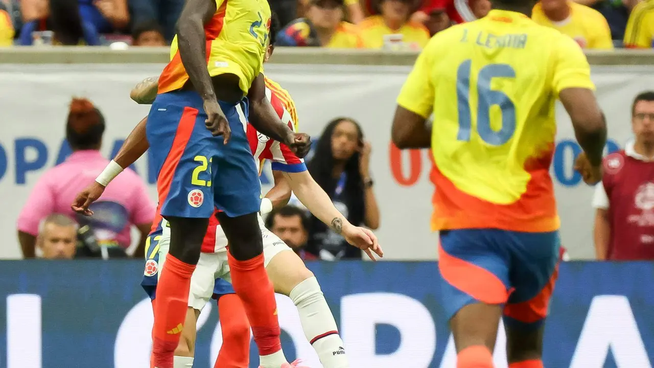 El defensor de Colombia Davinson S&aacute;nchez encabeza el bal&oacute;n mientras el centrocampista Jefferson Lerma (d) en Copa Am&eacute;rica 2024. EFE/EPA/LESLIE PLAZA JOHNSON