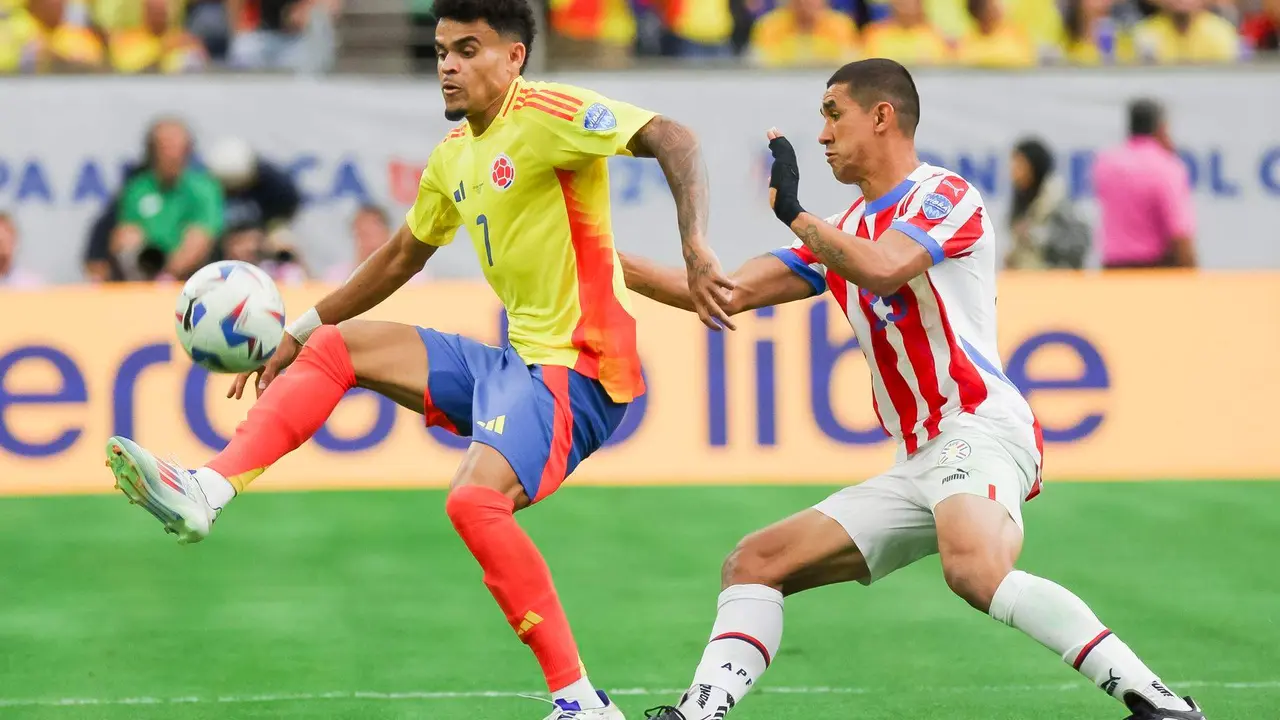 El delantero colmbiano Luis D&iacute;az (i) fue registrado este lunes, 24 de junio, al disputar un bal&oacute;n con el defensor paraguayo Gustavo Vel&aacute;zquez (d), durante el primer partido del grupo D de la Copa Am&eacute;rica, en el estadio NRG de Houston (Texas, EE.UU.). EFE/Leslie Plaza