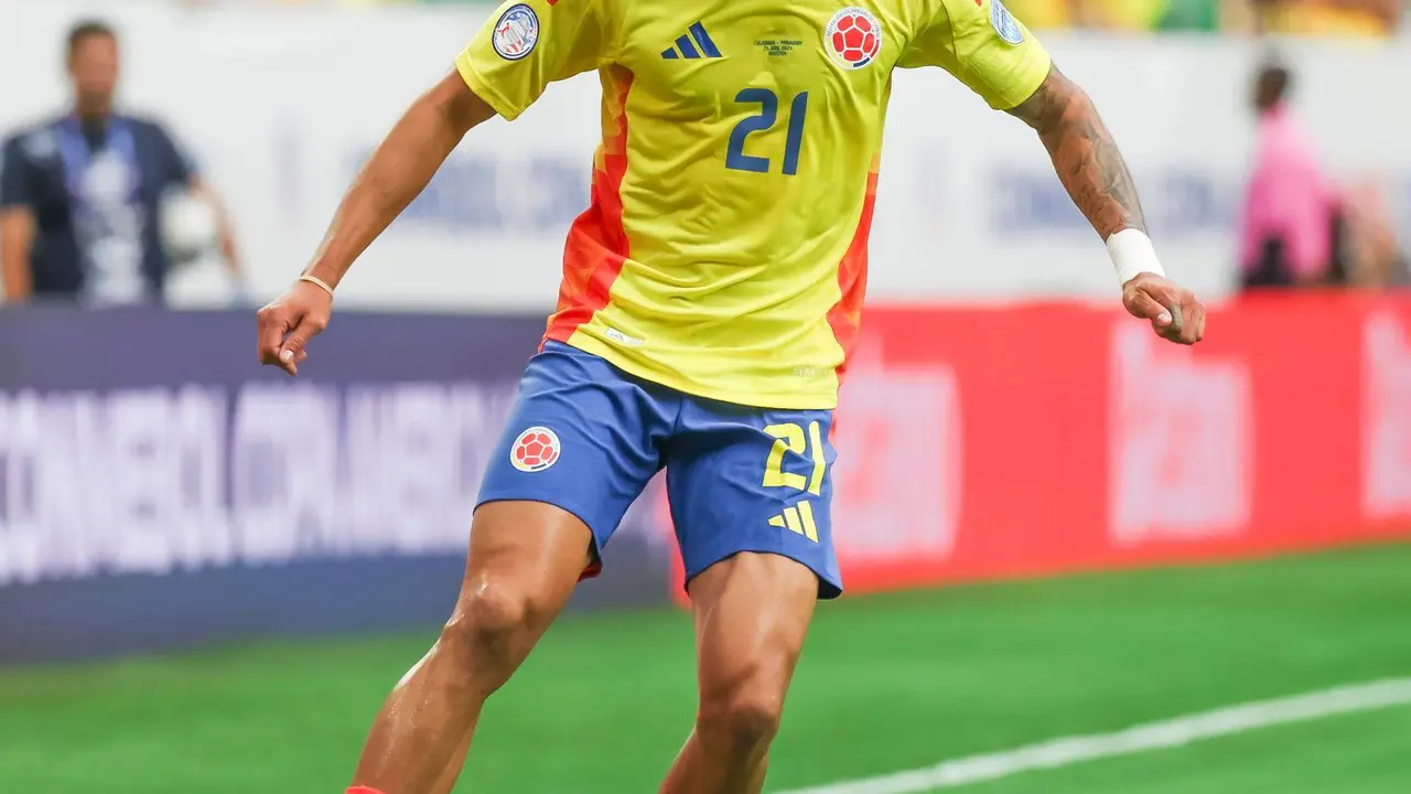El lateral derecho colombiano Daniel Mu&ntilde;oz fue registrado este lunes, 24 de junio, al dominar un bal&oacute;n, durante un partido contra Paraguay por el grupo D de la Copa Am&eacute;rica, en el estadio NRG de Houston (Texas, EE.UU.). EFE/Leslie Plaza