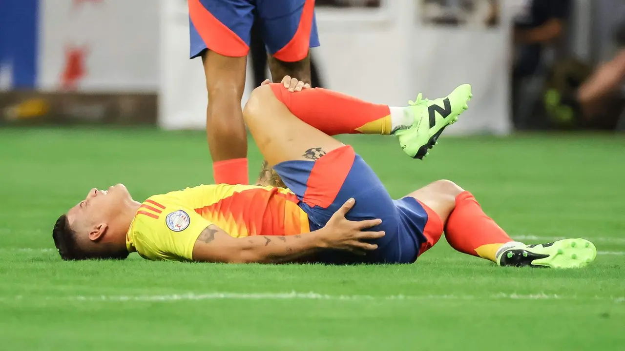 El centrocampista y capit&aacute;n colombiano, James Rodr&iacute;guez, fue registrado este lunes, 24 de junio, al quejarse de un golpe que recibi&oacute; durante el primer partido del grupo D de la Copa Am&eacute;rica contra Paraguay, en el estadio NRG de Houston (Texas, EE.UU.). EFE/Leslie Plaza