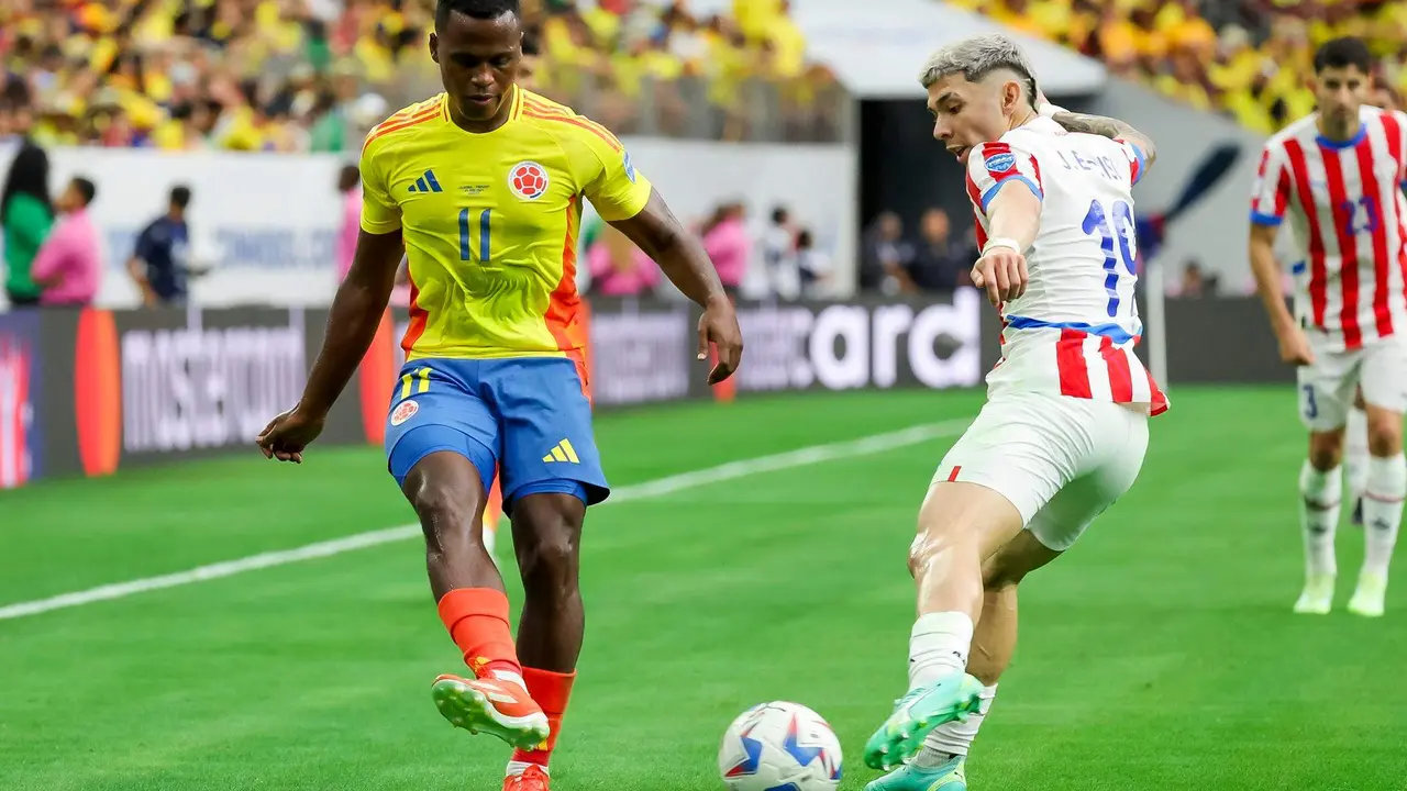El centrocampista colombiano Jhon Arias (i) y el delantero paraguayo Julio Enciso (d) en un partido de la Copa Am&eacute;rica 2024. EFE/EPA/LESLIE PLAZA JOHNSON
