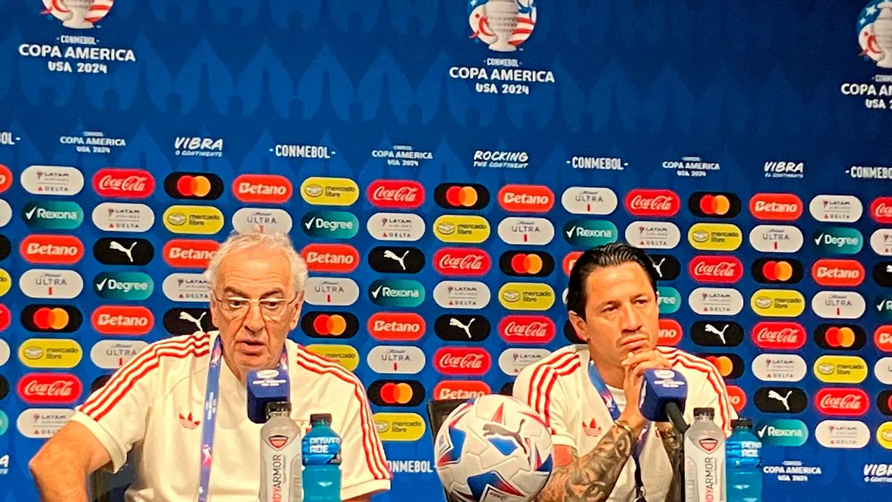 El seleccionador de Per&uacute; Jorge Fossati (i) y del delantero Gianluca Lapadula participan en una rueda de prensa en el Children's Memorial Park de Kansas City (EE.UU.). EFE/ Albert Traver