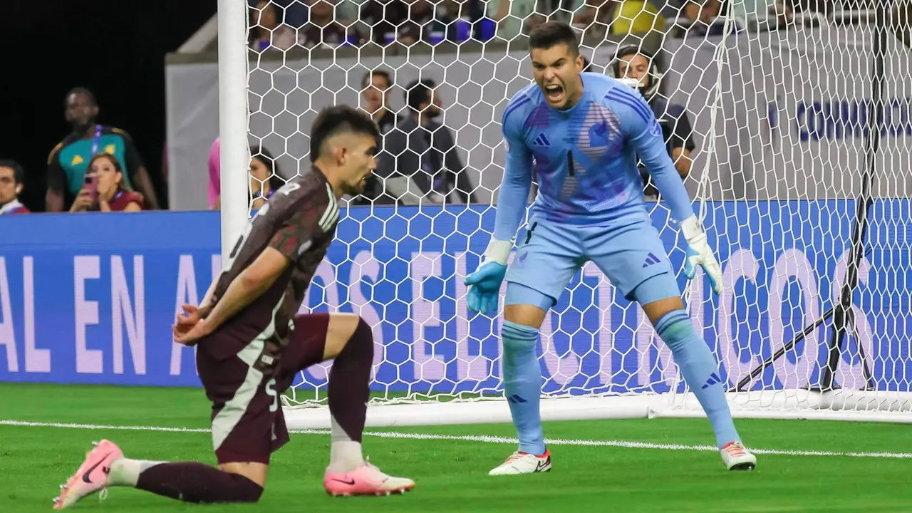 El guardameta de la selecci&oacute;n mexicana, Julio Gonz&aacute;lez (d), fue registrado el pasado 22 de junio, al alentar a su compa&ntilde;ero Johan V&aacute;squez, durante un partido del grupo B de la Copa Am&eacute;rica, en el estadio NRG de Houston (Texas, EE.UU.). EFE/Leslie Plaza