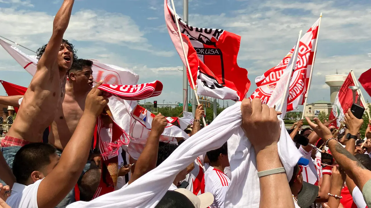 Decenas de aficionados de la selecci&oacute;n peruana de f&uacute;tbol fueron registrados este martes, 25 de junio, al cantar y arengar en los alrededores del estadio Children's Mercy Park de Kansas City (Misuri, EE.UU.). EFE/Albert Traver
