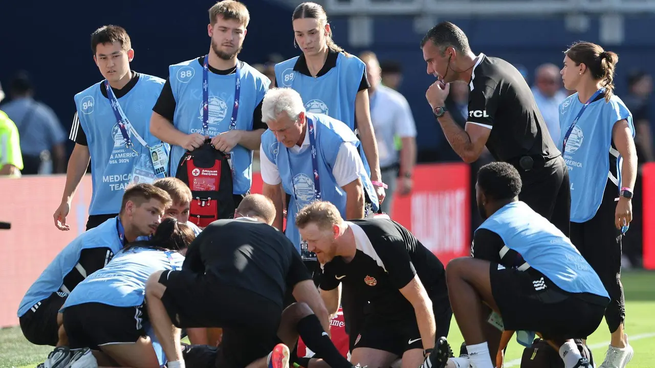 El &aacute;rbitro asistente Humberto Panjoj de Guatemala es atendido por equipos m&eacute;dicos en la Copa Am&eacute;rica. EFE/EPA/WILLIAM PURNELL