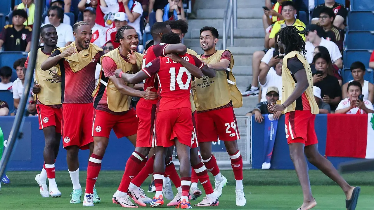 El delantero canadiense Jonathan David (C) celebra luego de anotar durante la segunda mitad en la Copa Am&eacute;rica 2024. EFE/EPA/WILLIAM PURNELL
