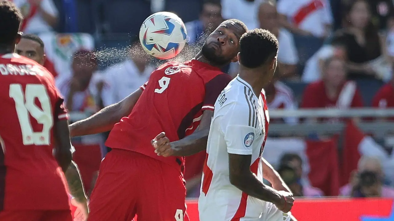 El delantero canadiense Cyle Larin (i) controla el bal&oacute;n frente al peruano Wilder Cartagena (d) durante la Copa Am&eacute;rica 2024. EFE/EPA/WILLIAM PURNELL