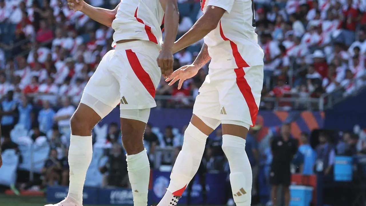 El defensor peruano Marcos L&oacute;pez (i) y el defensor peruano Alexander Callens (d) en la Copa Am&eacute;rica. EFE/EPA/WILLIAM PURNELL