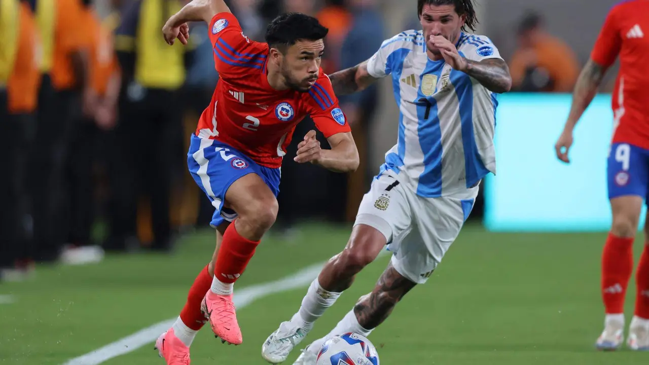 El centrocampista argentino Rodrigo de Paul (d) y el defensor chileno Gabriel Suazo (i) durante la Copa Am&eacute;rica 2024. EFE/EPA/JUSTIN LANE