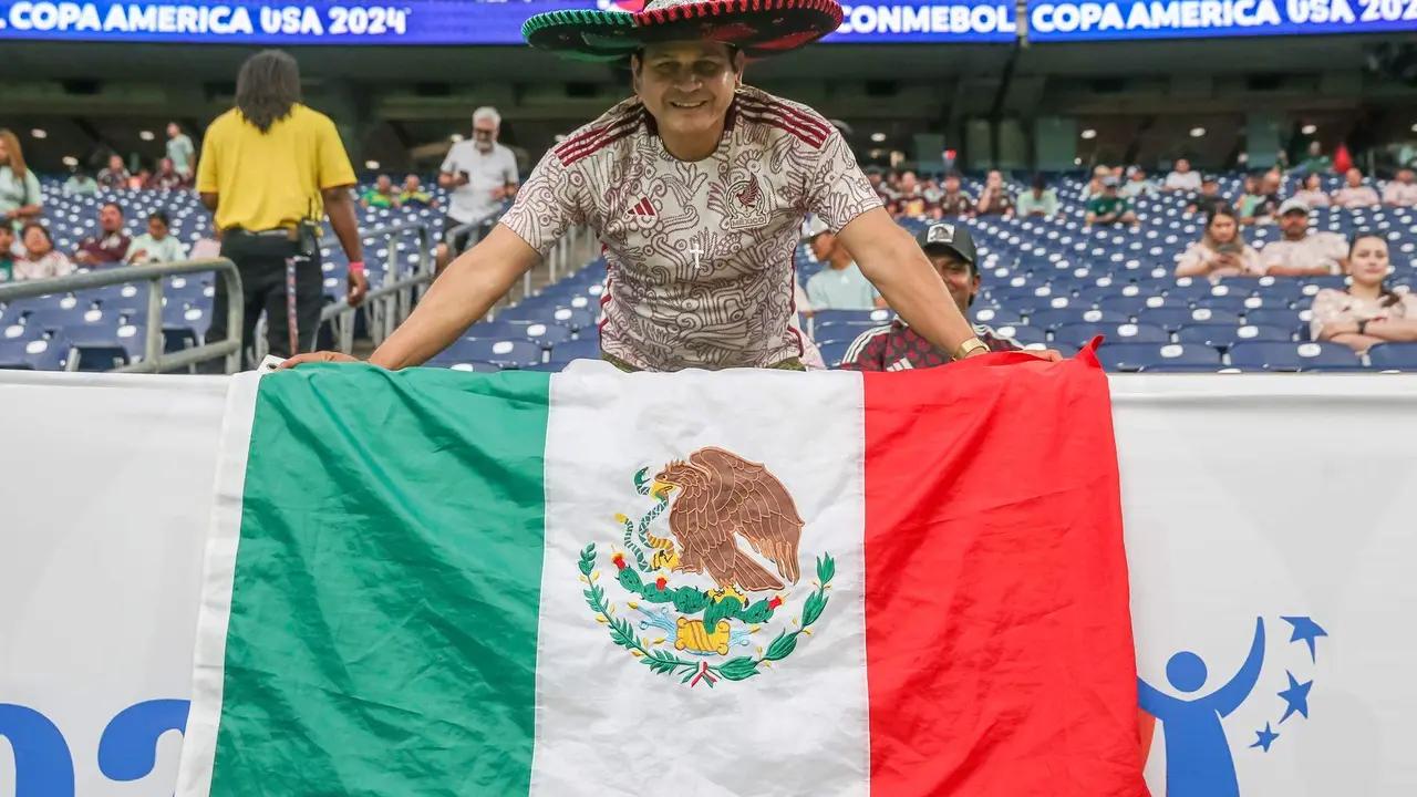 Un fan&aacute;tico mexicano fue registrado el pasado 22 de junio, antes del debut de la selecci&oacute;n de f&uacute;tbol de su pa&iacute;s contra Jamaica por el grupo B de la Copa Am&eacute;rica, en el estadio NRG de Houston (Texas, EE.UU.). EFE/Leslie Plaza