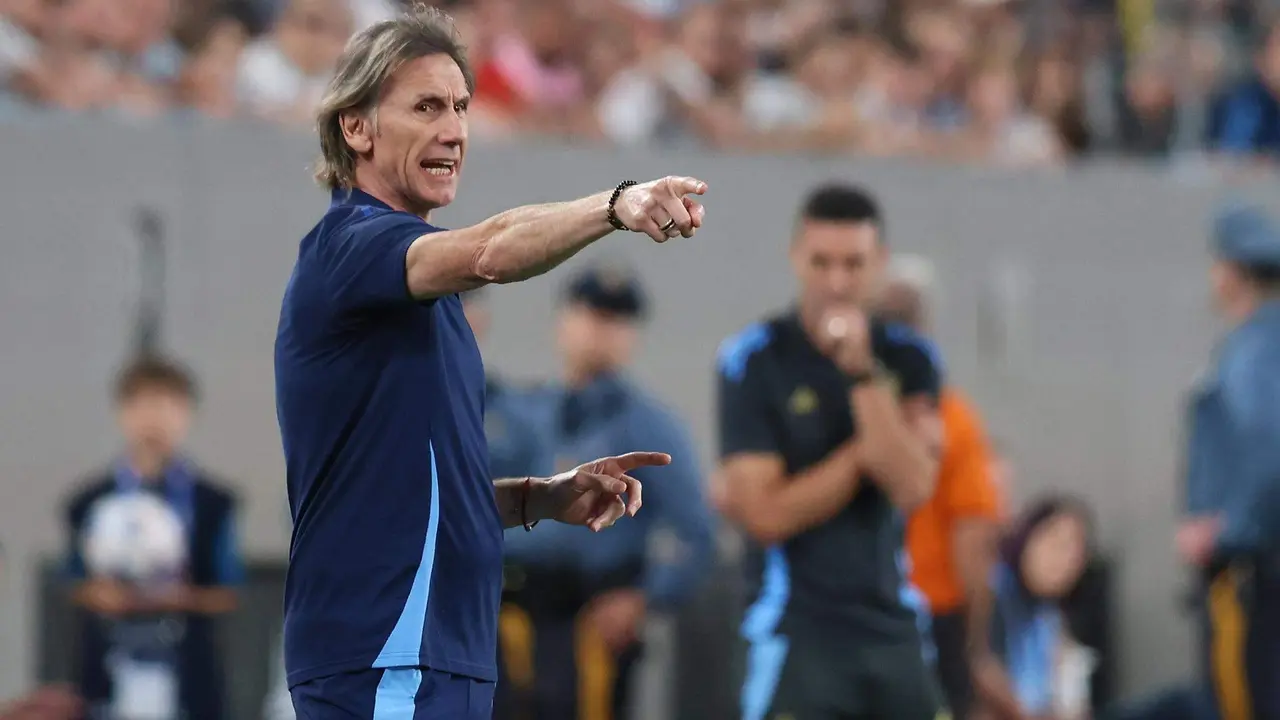 El seleccionador de Chile, Ricardo Gareca, fue registrado este martes, 25 de junio, durante un partido contra Argentina por la fecha 2 del grupo A de la Copa Am&eacute;rica, en el estadio MetLife de East Rutherford (Nueva Jersey, EE.UU.). EFE/Justin Lane